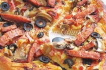 Pizza cu carnati